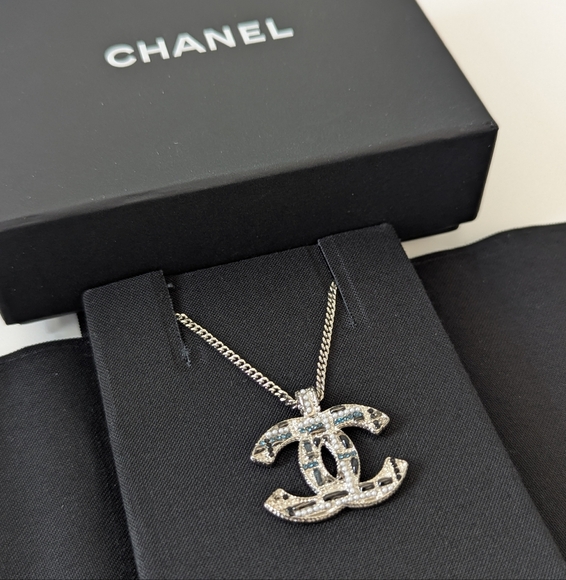 Authentic Chanel Bijoux Fantasie Necklace A19